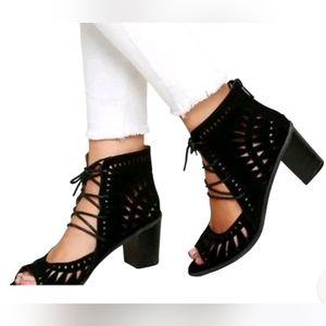 Vince Camuto Wide Tarita Lace Up Heels Sandals Black Suede Leather Cut out